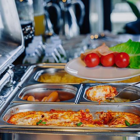 Tapis Rouge Design Boutique Hotel Batumi Ngoại thất bức ảnh A chafing dish