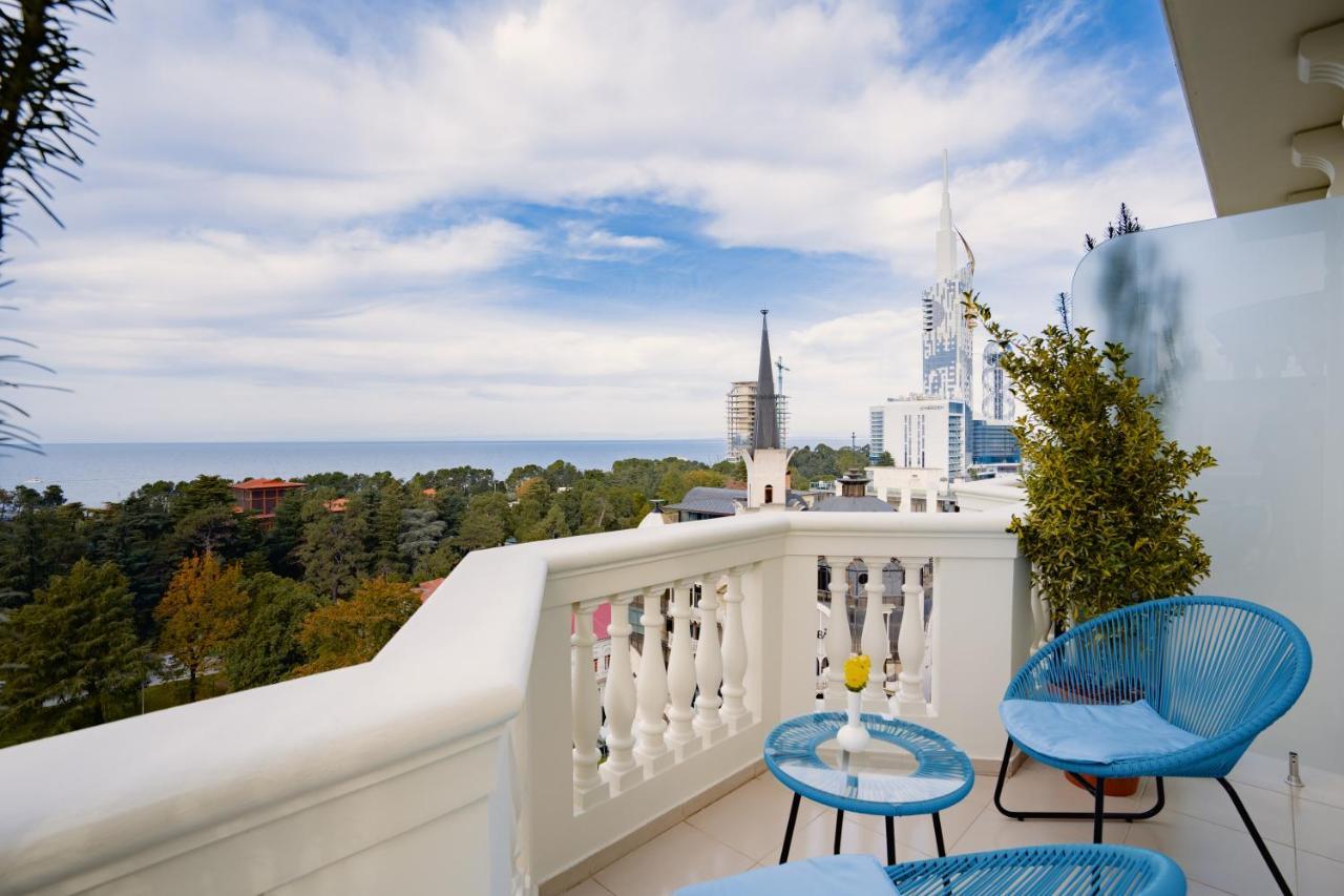 Tapis Rouge Design Boutique Hotel Batumi Ngoại thất bức ảnh A balcony