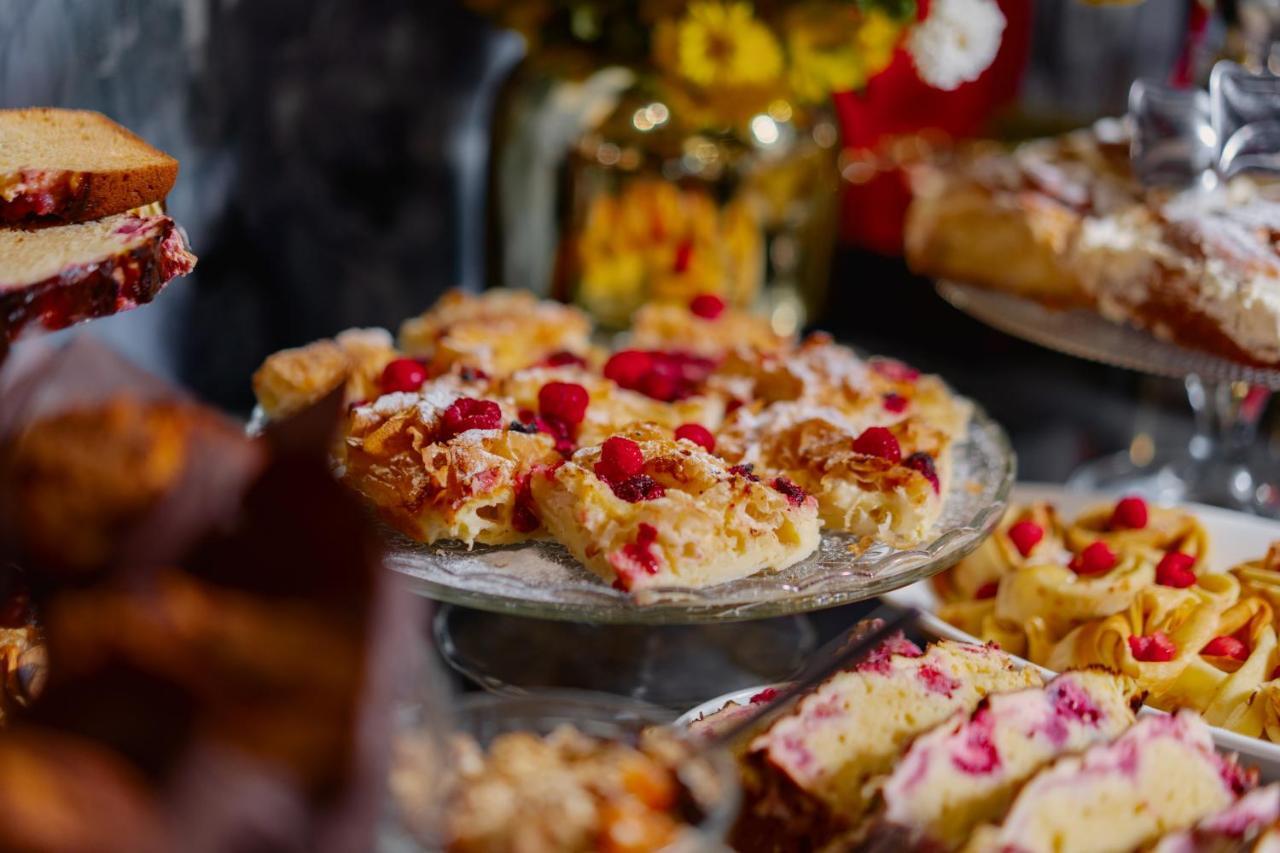 Tapis Rouge Design Boutique Hotel Batumi Ngoại thất bức ảnh A selection of cakes