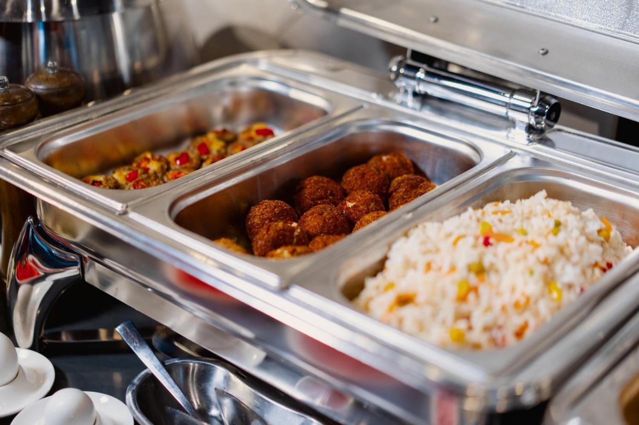 Tapis Rouge Design Boutique Hotel Batumi Ngoại thất bức ảnh A chafing dish