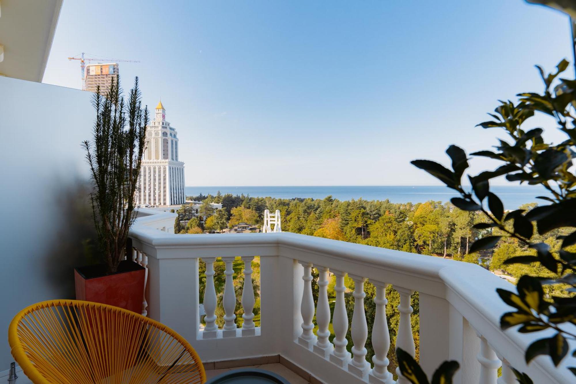 Tapis Rouge Design Boutique Hotel Batumi Ngoại thất bức ảnh View from the balcony of a hotel in Sochi