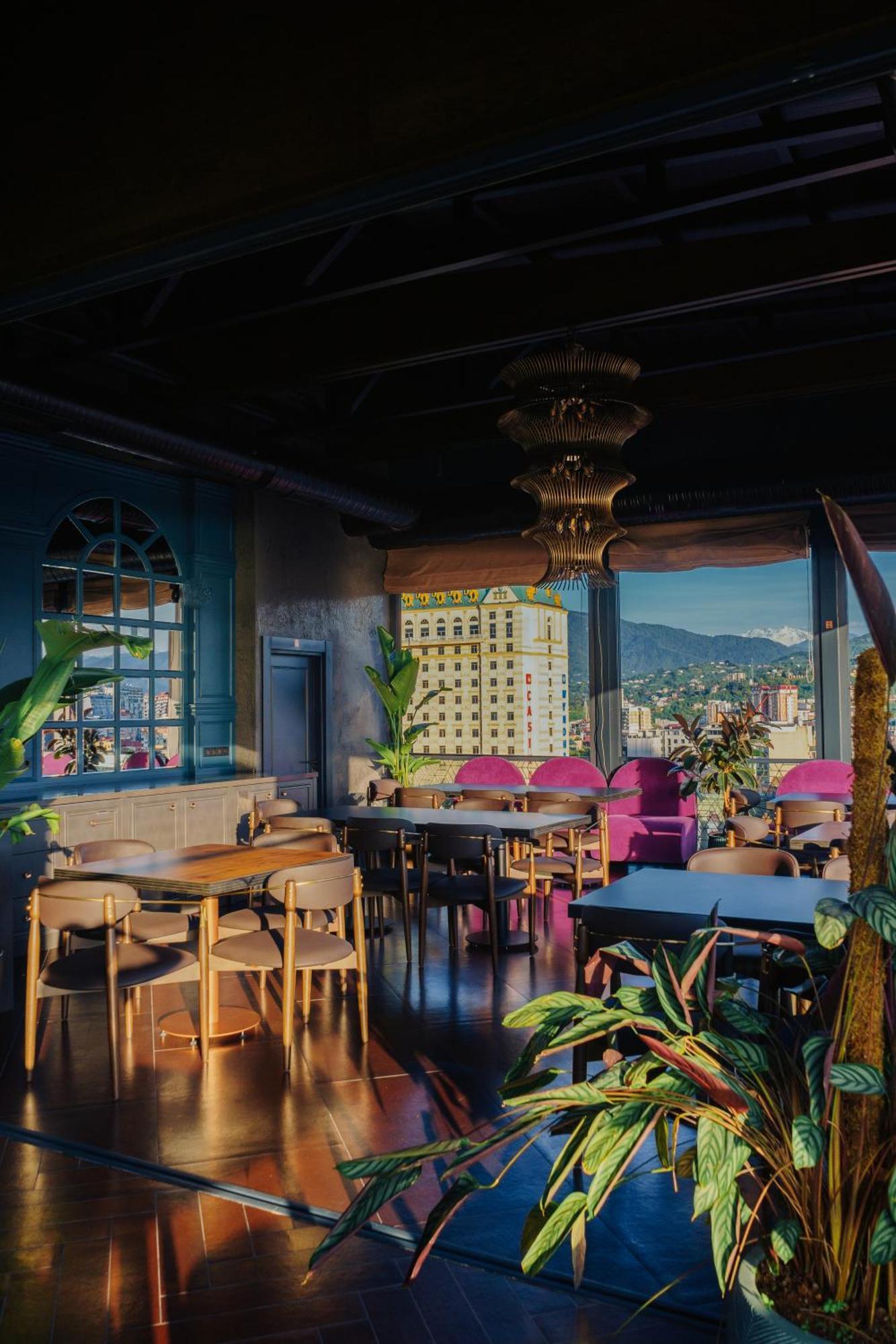 Tapis Rouge Design Boutique Hotel Batumi Ngoại thất bức ảnh The rooftop bar at the Standard Hollywood
